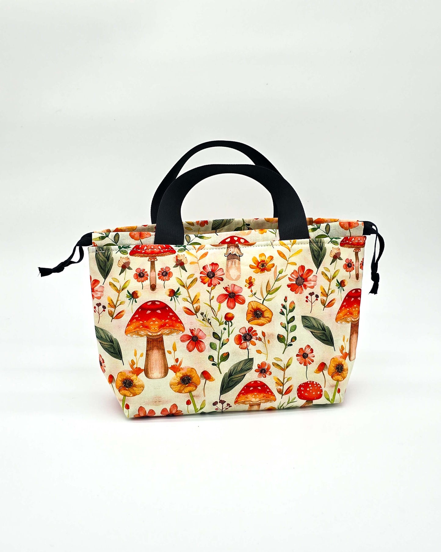 Alva Bag Autumn Forest – Projekttasche mit Fliegenpilzen und Herbstblüten, handgenäht in Bayern von Nadelmikado