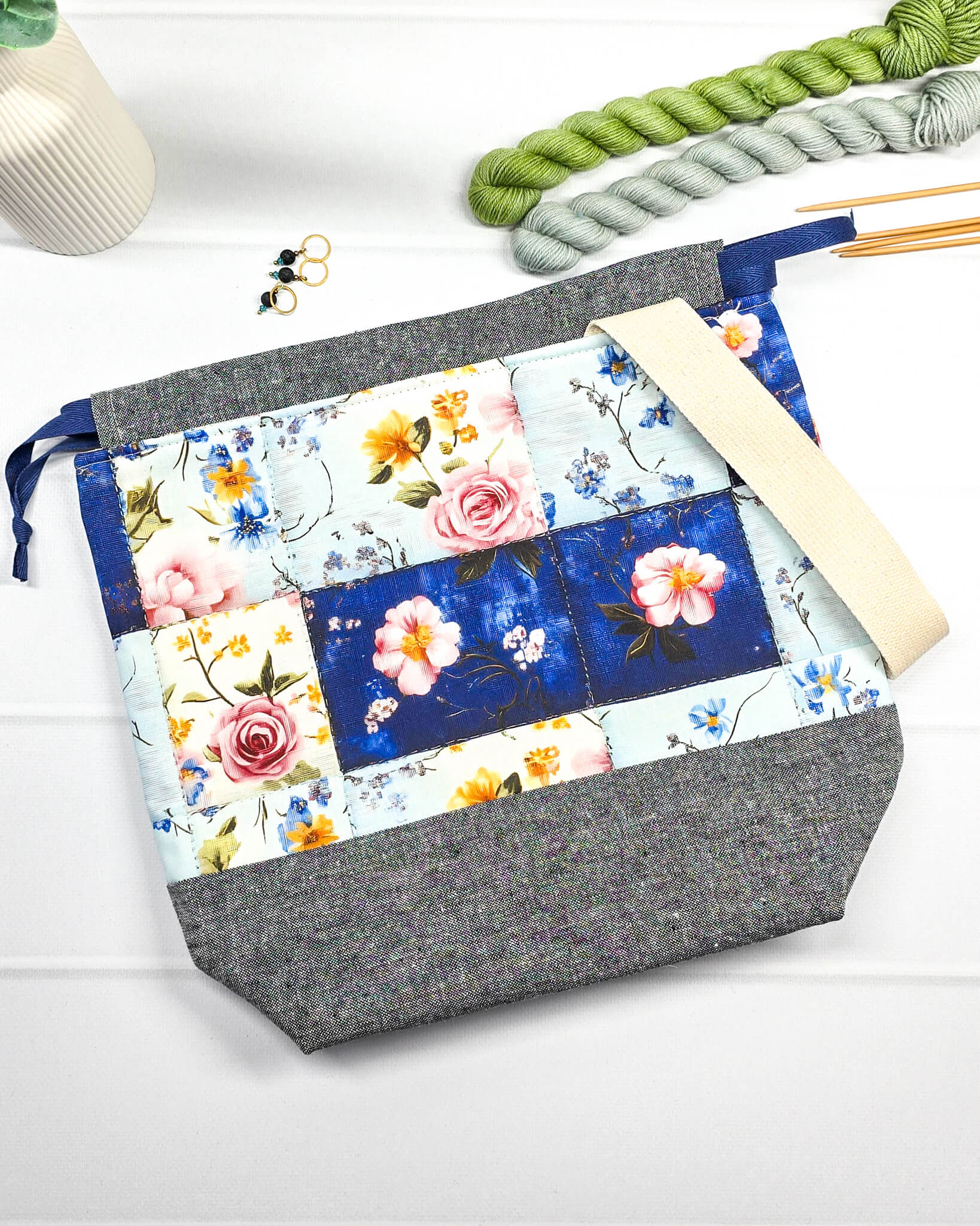 Handgenähte Projekttasche mit floralem Patchwork-Muster in Blau und Rosé mit graumeliertem Boden. Handmade in Bayern von Nadelmikado.