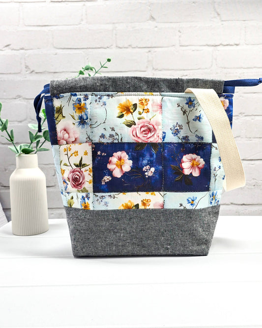Handgenähte Projekttasche mit floralem Patchwork-Muster in Blau und Rosé mit graumeliertem Boden. Handmade in Bayern von Nadelmikado.
