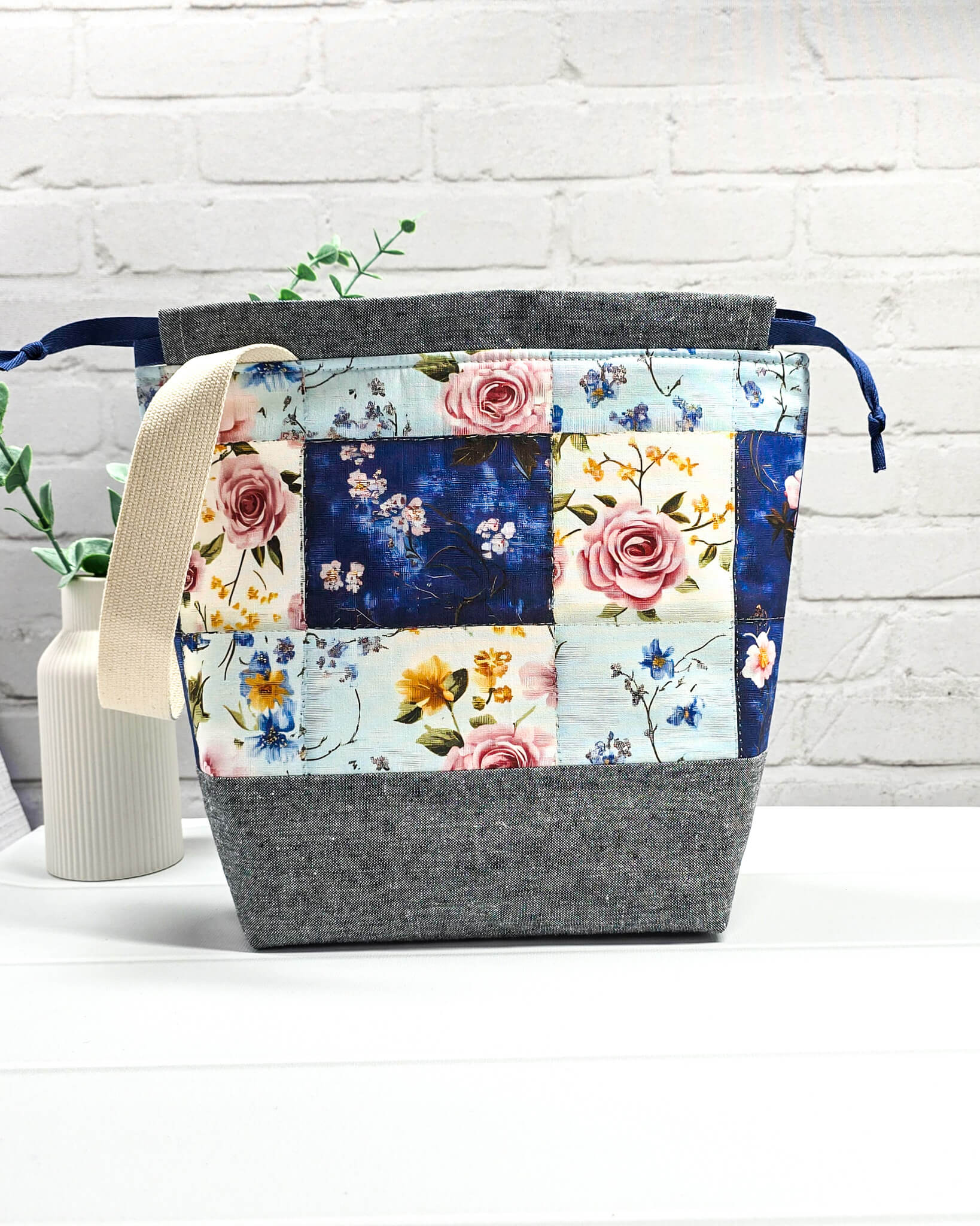 Handgenähte Projekttasche mit floralem Patchwork-Muster in Blau und Rosé mit graumeliertem Boden. Handmade in Bayern von Nadelmikado.