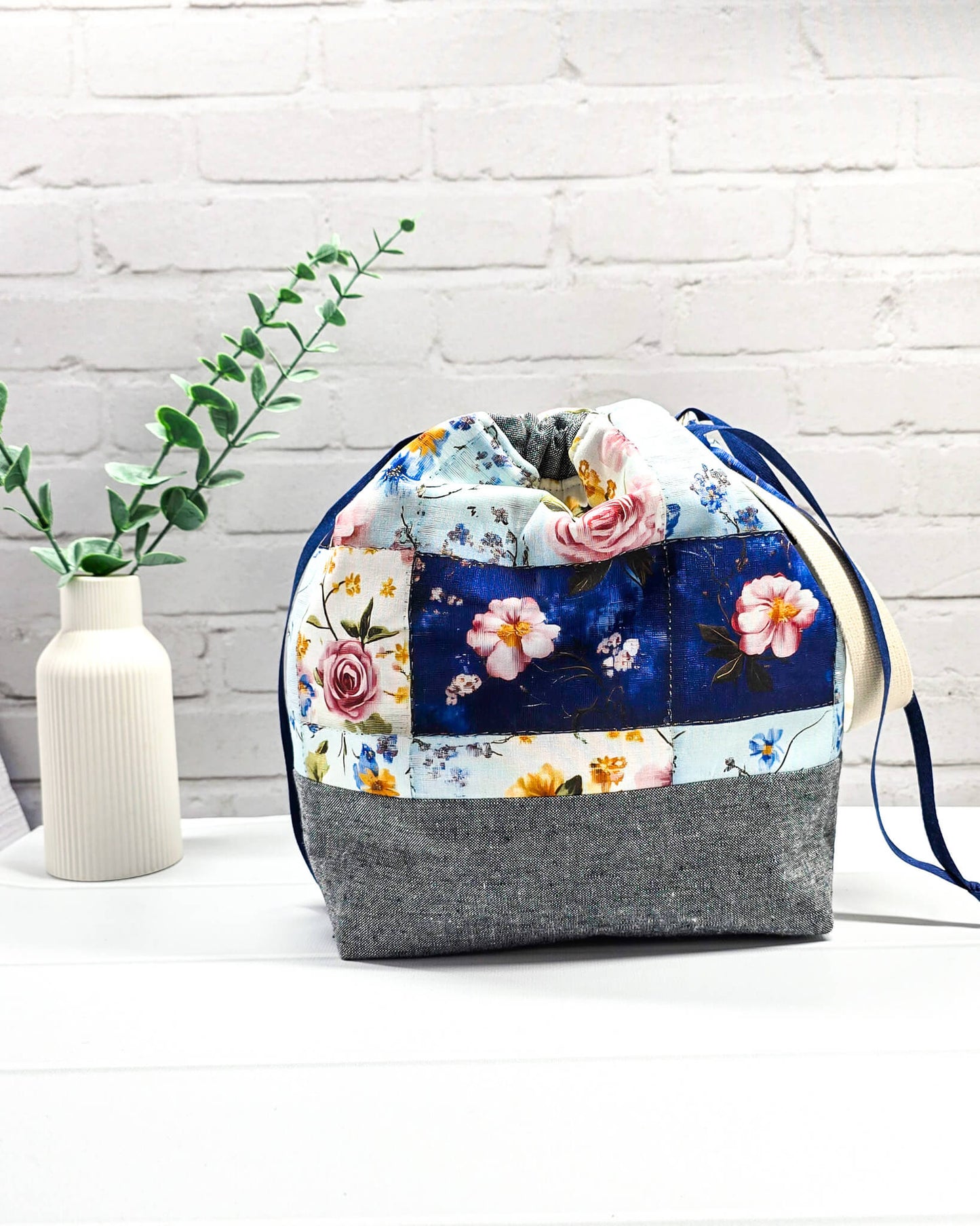 Handgenähte Projekttasche mit floralem Patchwork-Muster in Blau und Rosé mit graumeliertem Boden. Handmade in Bayern von Nadelmikado.