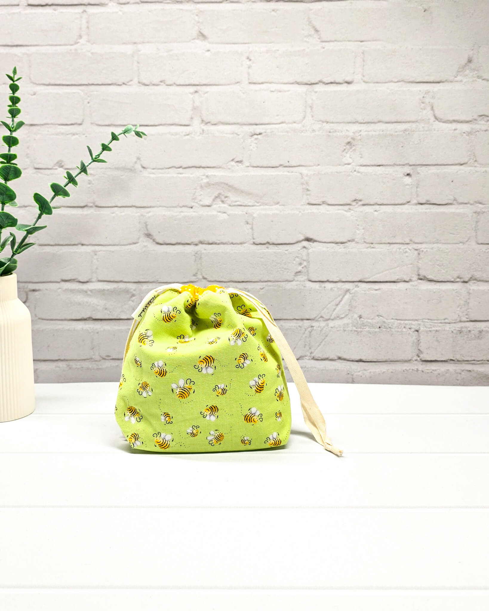 kleine Stricktasche mit Bienenmotiv von Nadelmikado - handgenäht in Bayern