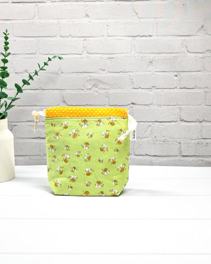 kleine Stricktasche mit Bienenmotiv von Nadelmikado - handgenäht in Bayern