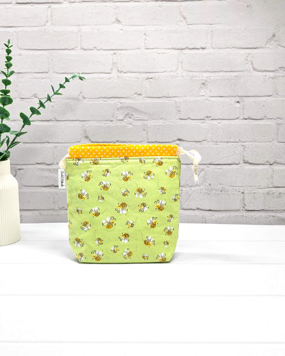 kleine Stricktasche mit Bienenmotiv von Nadelmikado - handgenäht in Bayern