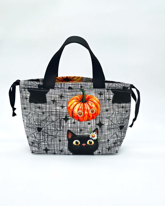 Projekttasche Alva Bag Curious Cat – handgenäht in Bayern von Nadelmikado für Strick- und Häkelprojekte