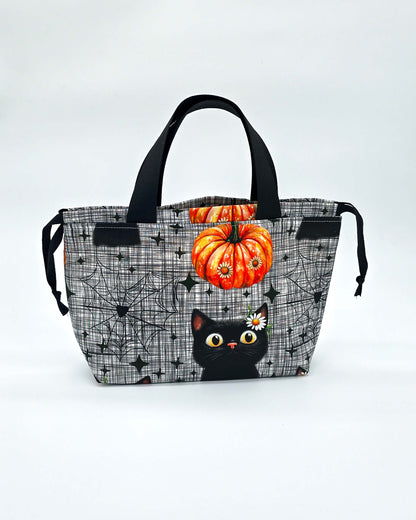 Projekttasche Alva Bag Curious Cat – handgenäht in Bayern von Nadelmikado für Strick- und Häkelprojekte