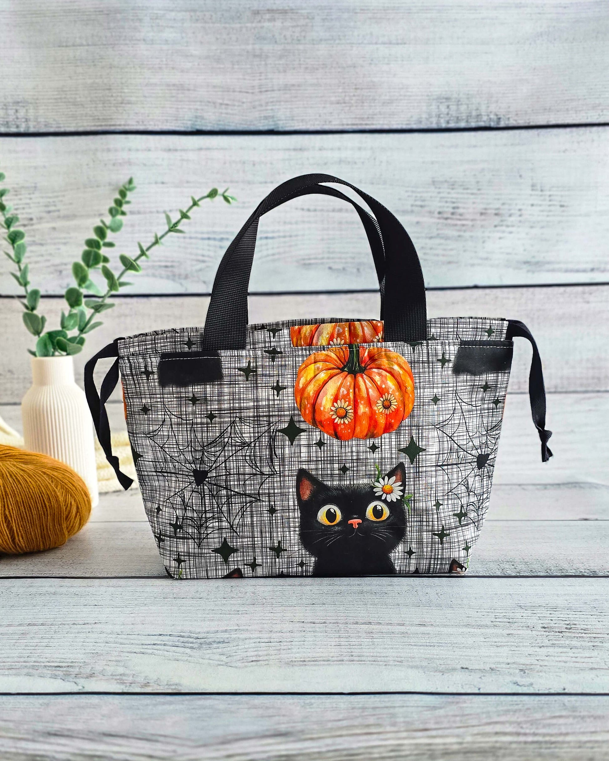 Projekttasche Alva Bag Curious Cat – handgenäht in Bayern von Nadelmikado für Strick- und Häkelprojekte