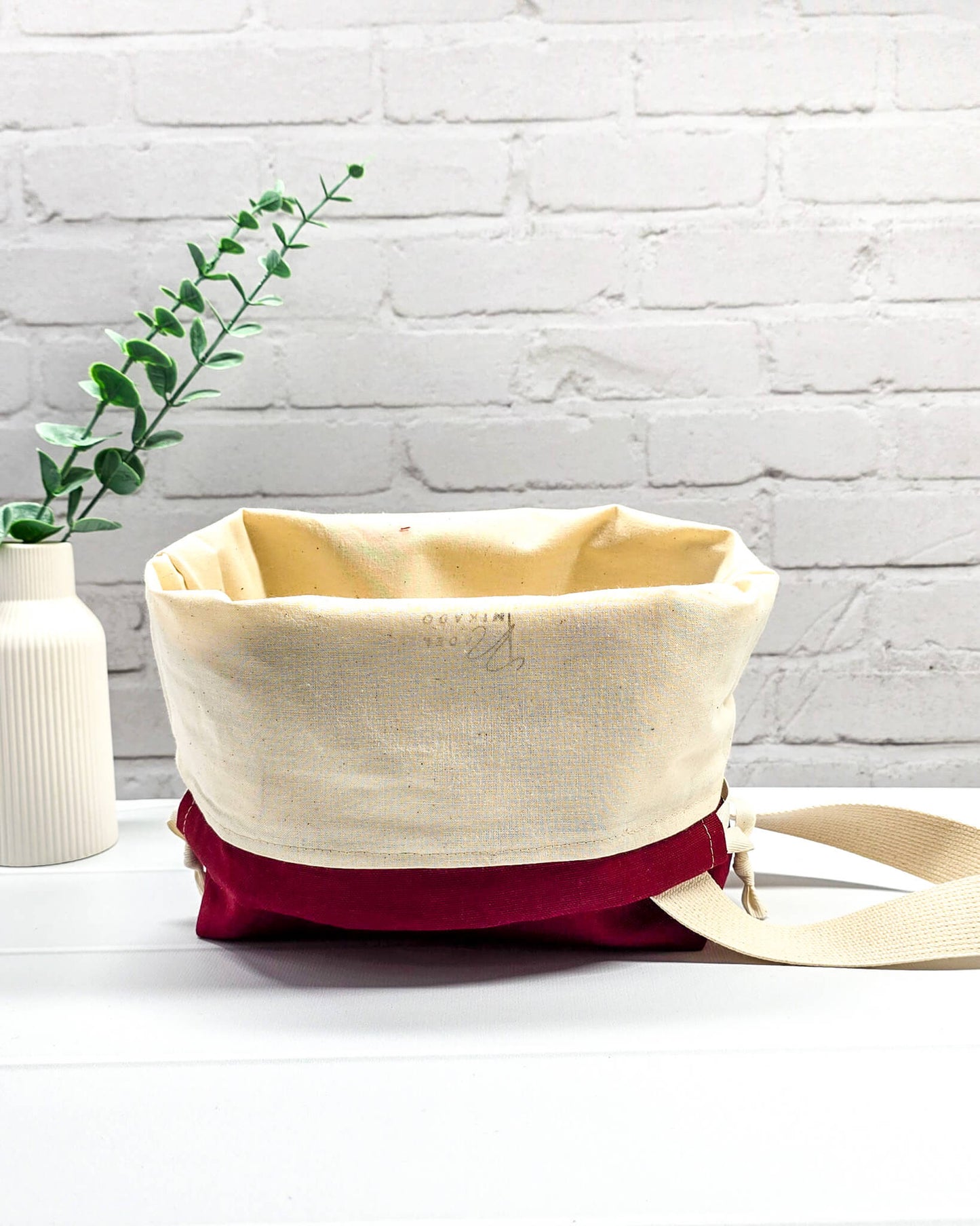 Handgenähte Projekttasche mit herbstlichem Eichhörnchen-Muster auf hellem Grund mit weinrotem Boden. Handmade in Bayern von Nadelmikado.