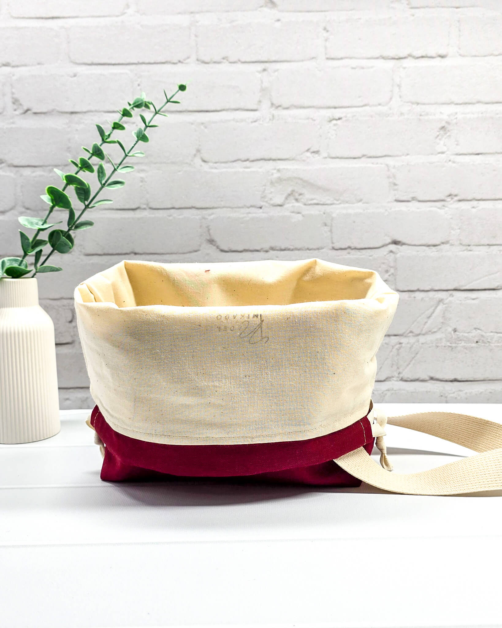 Handgenähte Projekttasche mit herbstlichem Eichhörnchen-Muster auf hellem Grund mit weinrotem Boden. Handmade in Bayern von Nadelmikado.
