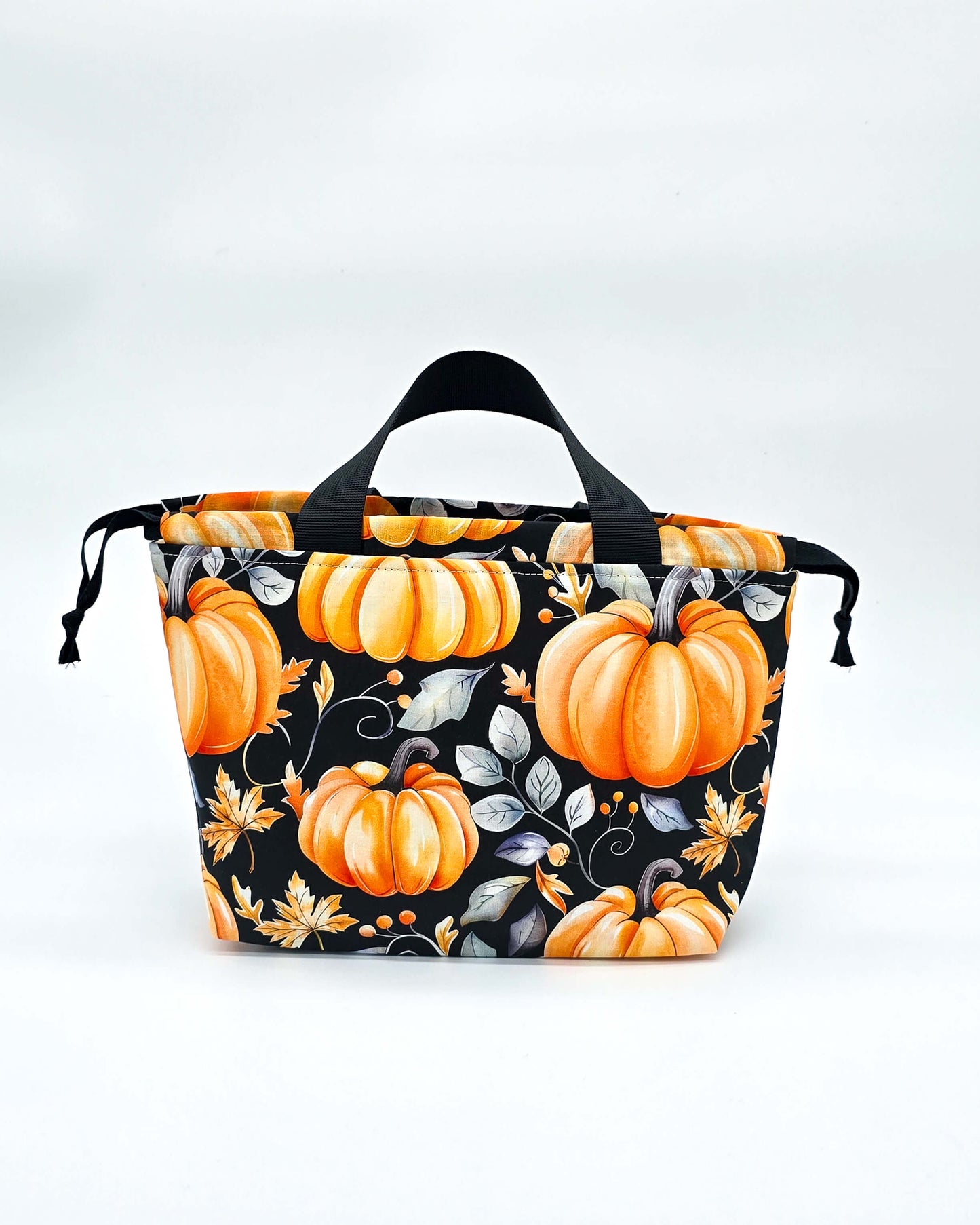 Alva Bag Golden Pumpkin – Projekttasche mit goldgelben Kürbissen und Blättern, handgenäht in Bayern von Nadelmikado