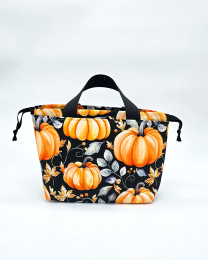 Alva Bag Golden Pumpkin – Projekttasche mit goldgelben Kürbissen und Blättern, handgenäht in Bayern von Nadelmikado