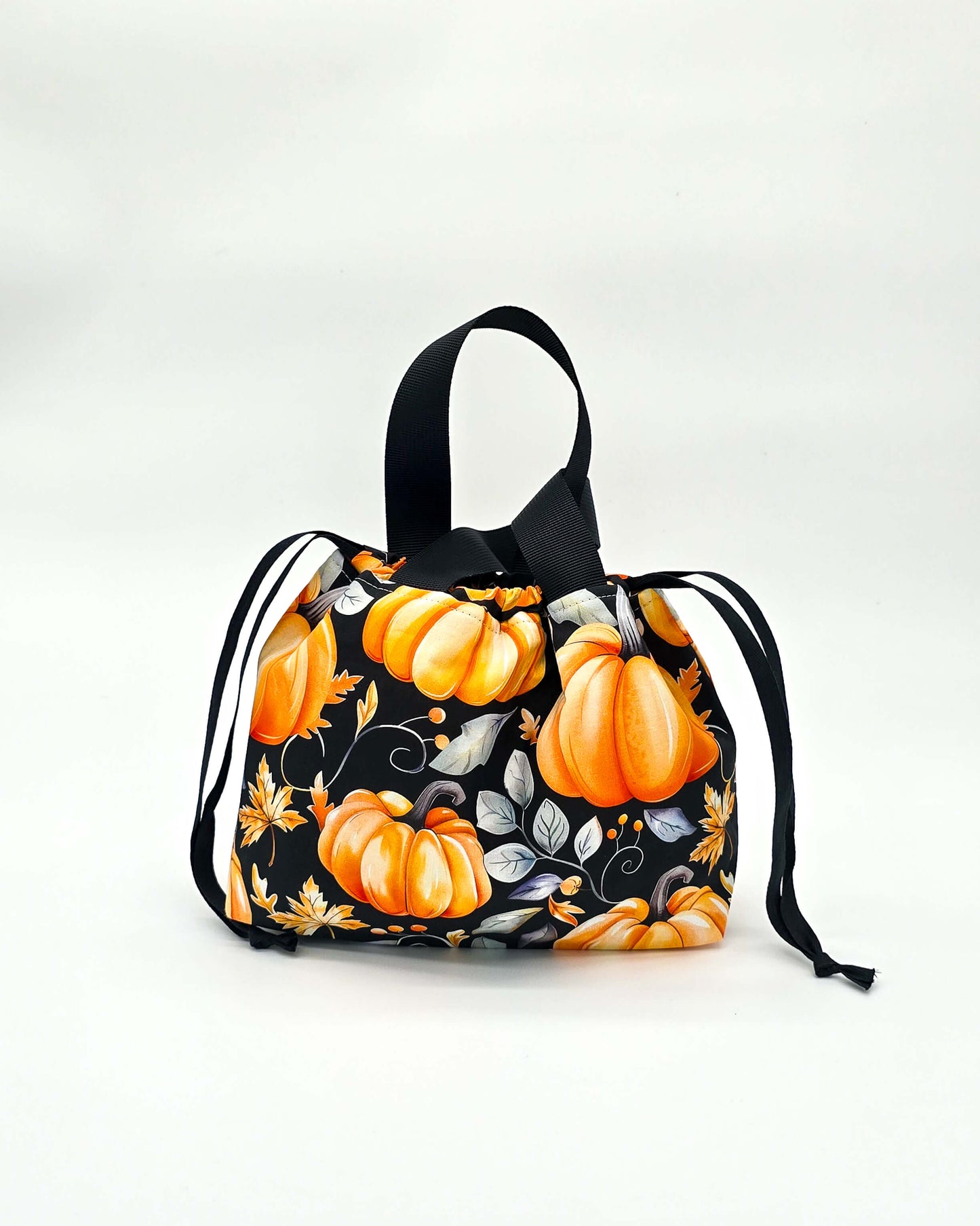 Alva Bag Golden Pumpkin – Projekttasche mit goldgelben Kürbissen und Blättern, handgenäht in Bayern von Nadelmikado