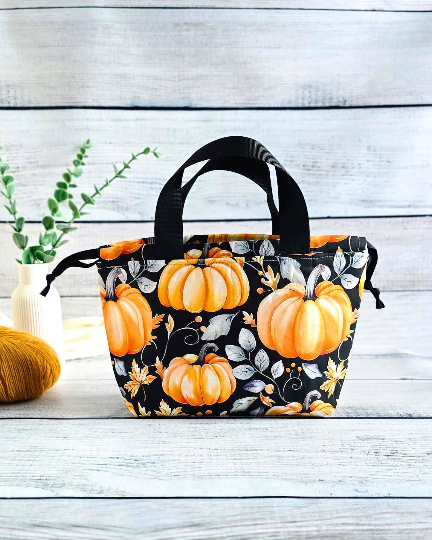 Alva Bag Golden Pumpkin – Projekttasche mit goldgelben Kürbissen und Blättern, handgenäht in Bayern von Nadelmikado