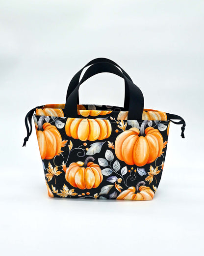 Alva Bag Golden Pumpkin – Projekttasche mit goldgelben Kürbissen und Blättern, handgenäht in Bayern von Nadelmikado