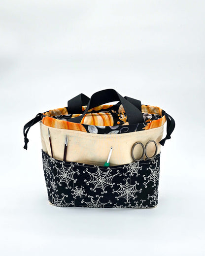 Alva Bag Golden Pumpkin – Projekttasche mit goldgelben Kürbissen und Blättern, handgenäht in Bayern von Nadelmikado