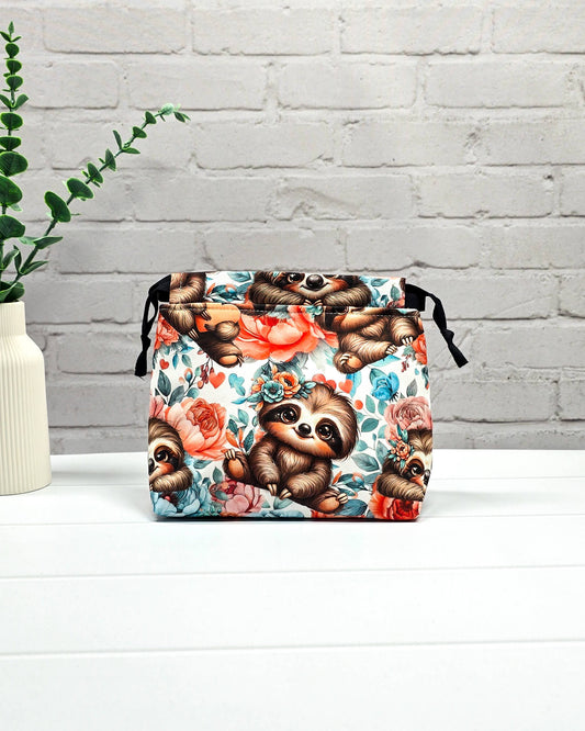 Projekttasche Größe S Lyra Lazy Bloom mit Faultiermotiv, handgenäht in Bayern von Nadelmikado