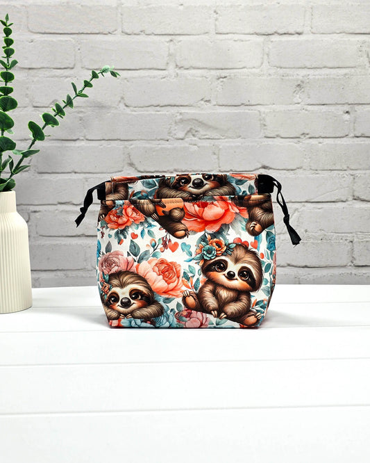 Projekttasche Größe S Lyra Lazy Bloom mit Faultiermotiv, handgenäht in Bayern von Nadelmikado