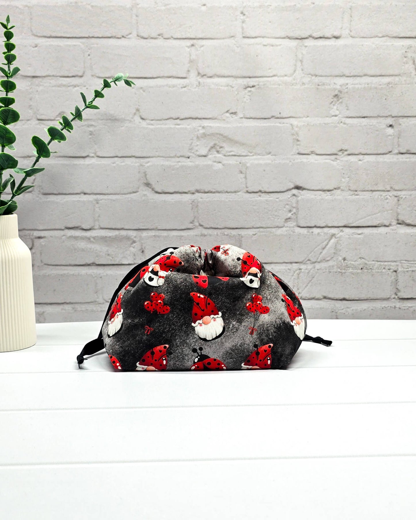 Projekttasche Größe S Lyra Lucky Gnome mit Wichteln - handgenäht in Bayern von Nadelmikado