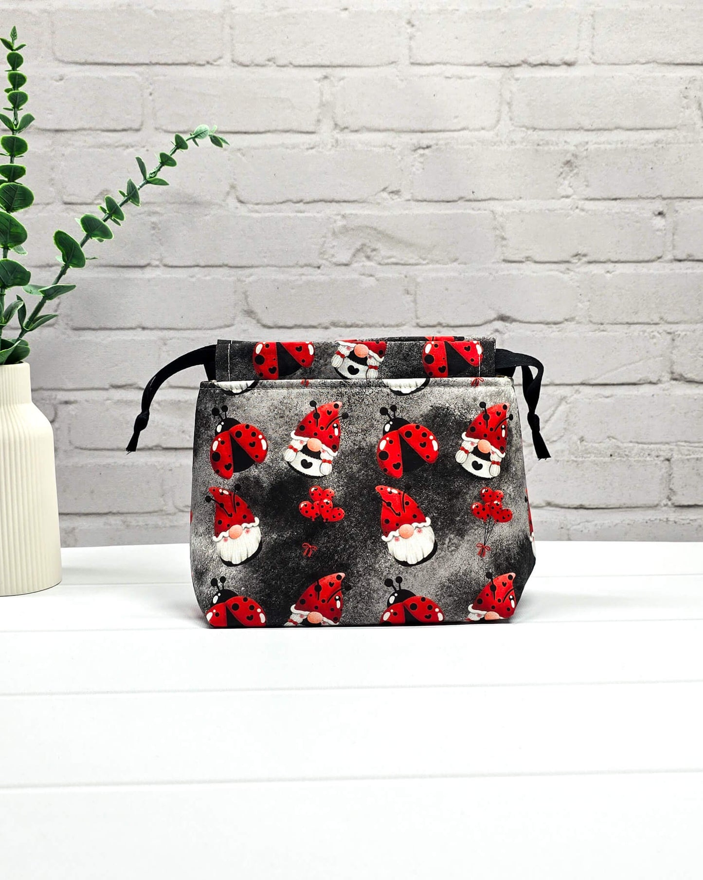 Projekttasche Größe S Lyra Lucky Gnome mit Wichteln - handgenäht in Bayern von Nadelmikado