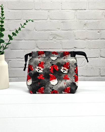 Projekttasche Größe S Lyra Lucky Gnome mit Wichteln - handgenäht in Bayern von Nadelmikado