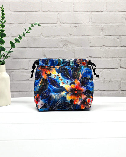 Projekttasche Größe S Lyra Midnight Bloom mit blauem Blütenmotiv, handgenäht in Bayern von Nadelmikado