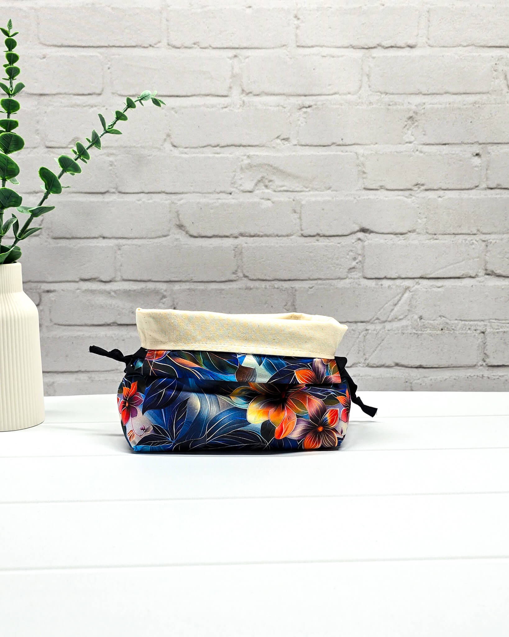 Projekttasche Größe S Lyra Midnight Bloom mit blauem Blütenmotiv, handgenäht in Bayern von Nadelmikado