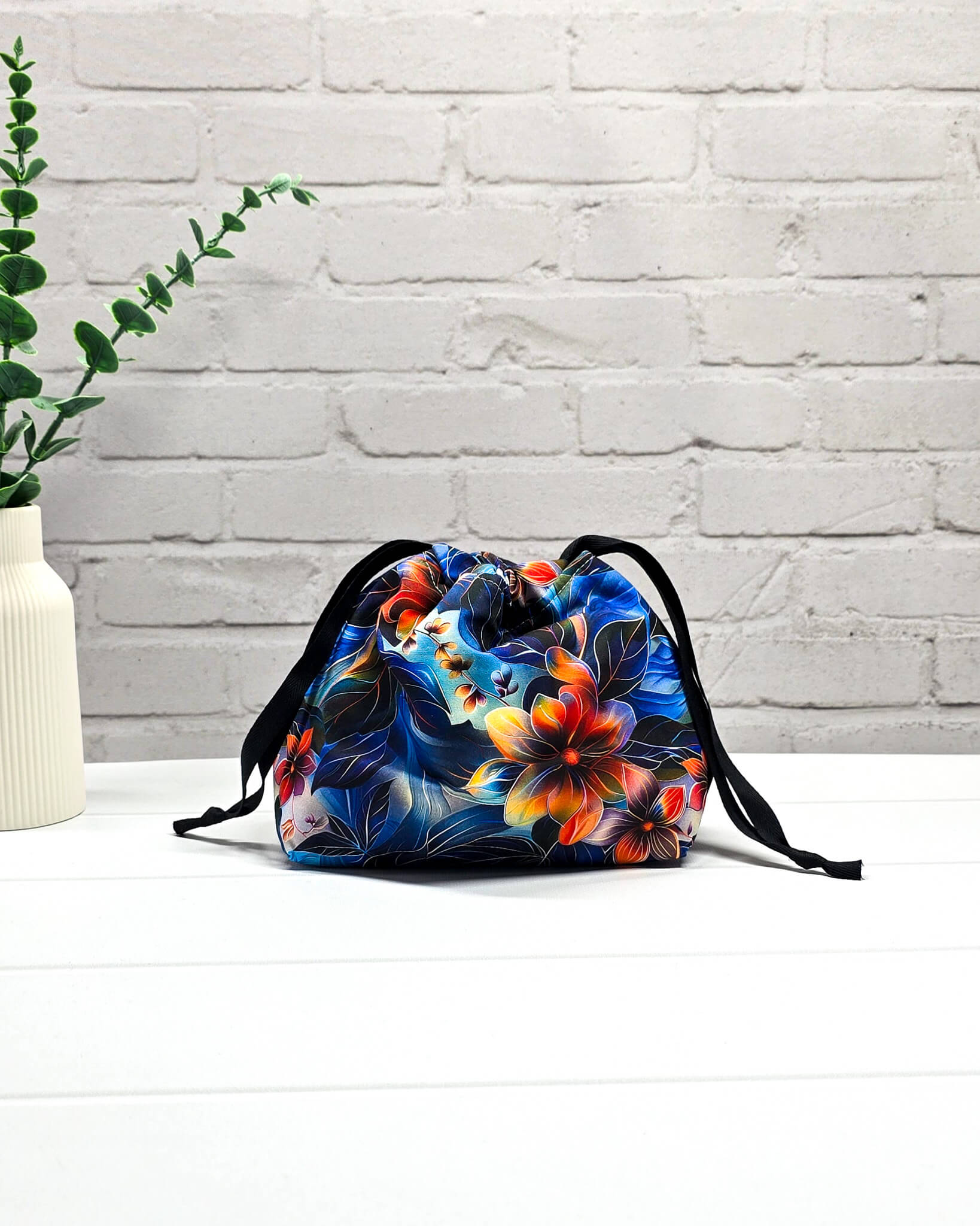 Projekttasche Größe S Lyra Midnight Bloom mit blauem Blütenmotiv, handgenäht in Bayern von Nadelmikado