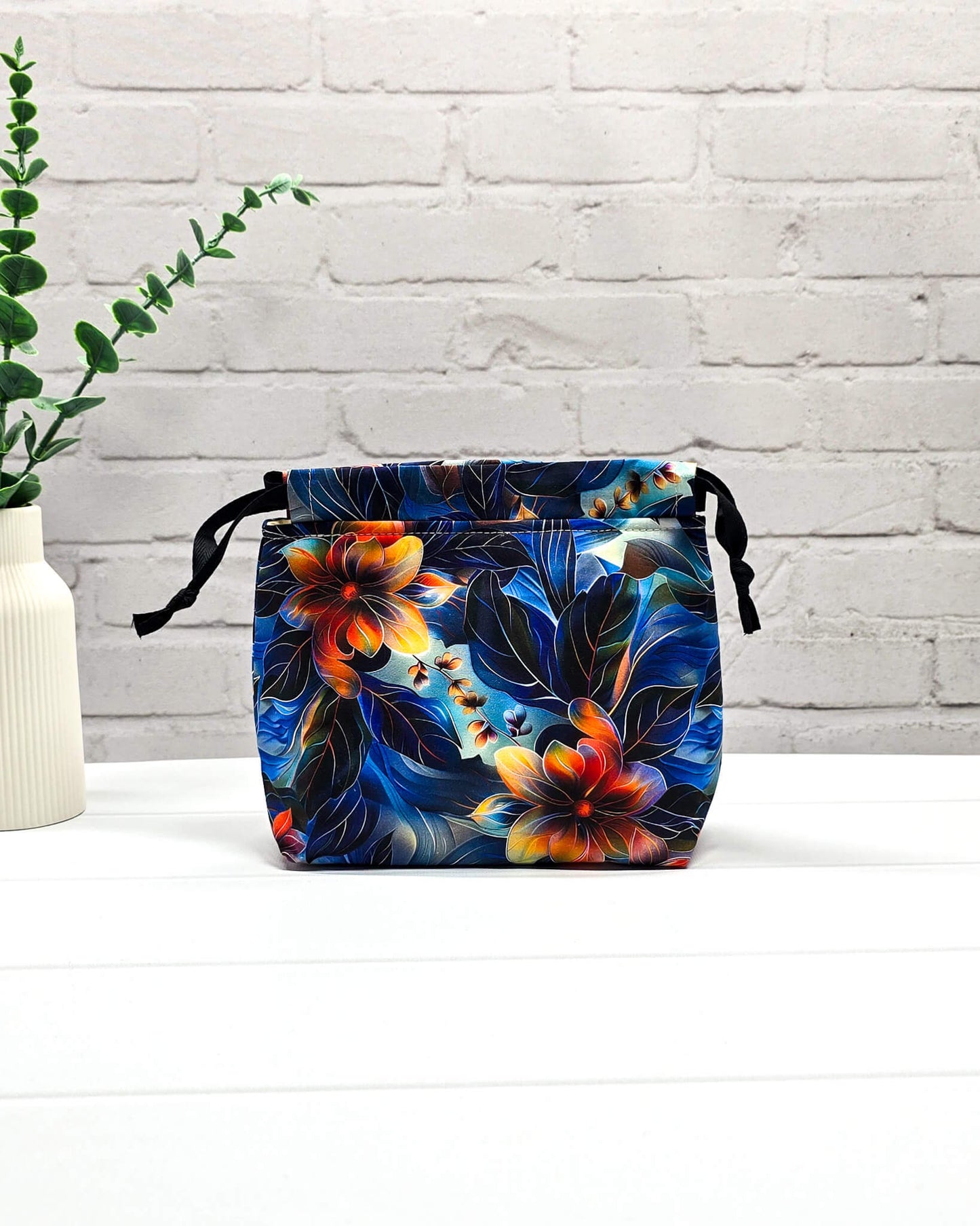 Projekttasche Größe S Lyra Midnight Bloom mit blauem Blütenmotiv, handgenäht in Bayern von Nadelmikado