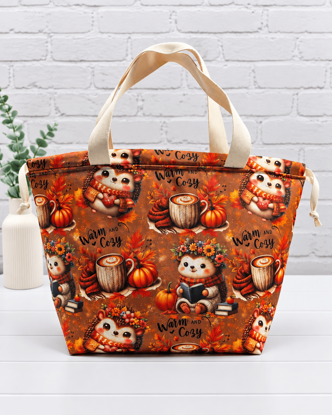 Große Stricktasche mit Igeln, Kürbissen, Büchern und Tassen in warmen Herbstfarben. Handgenäht in Bayern von NadelMikado.
