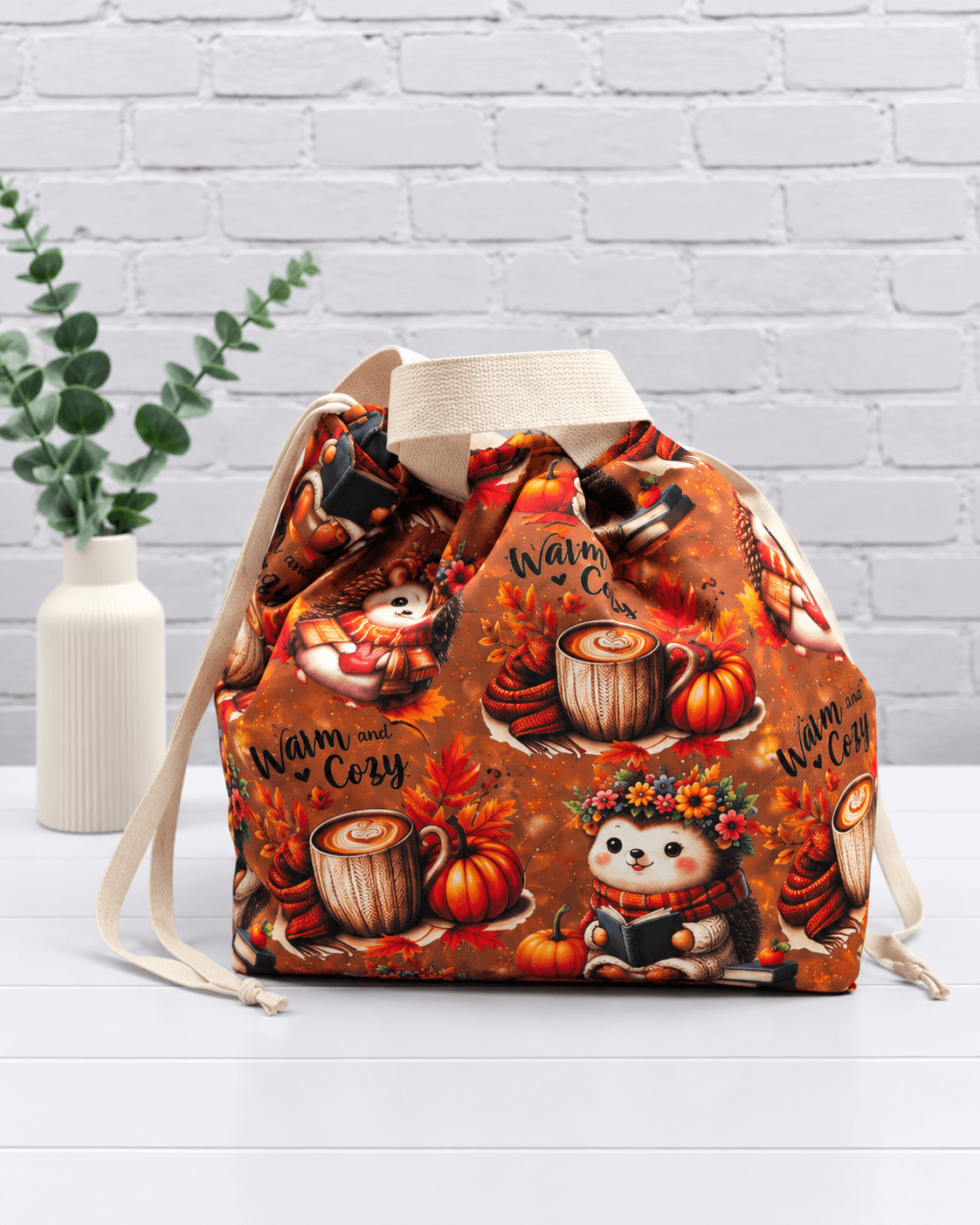 Große Stricktasche mit Igeln, Kürbissen, Büchern und Tassen in warmen Herbstfarben. Handgenäht in Bayern von NadelMikado.