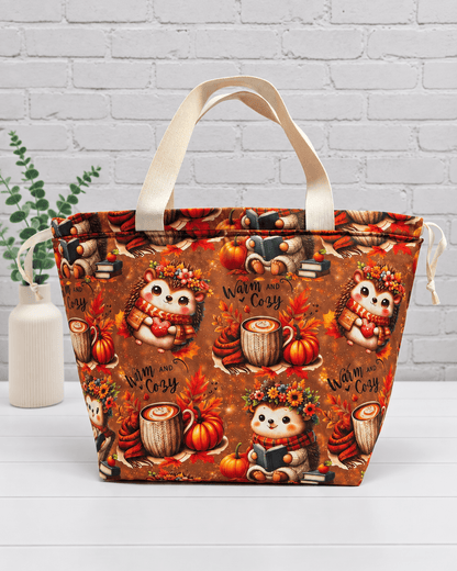 Große Stricktasche mit Igeln, Kürbissen, Büchern und Tassen in warmen Herbstfarben. Handgenäht in Bayern von NadelMikado.
