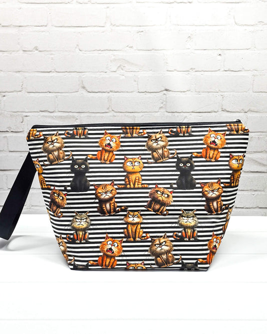 Projekttasche Isvind L Katzenmotiv schwarz weiß gestreift - handgenäht in Bayern von Nadelmikado