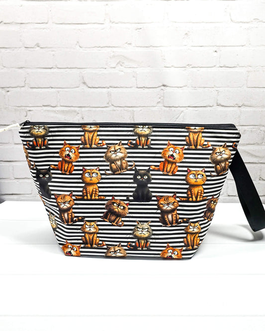 Projekttasche Isvind L Katzenmotiv schwarz weiß gestreift - handgenäht in Bayern von Nadelmikado