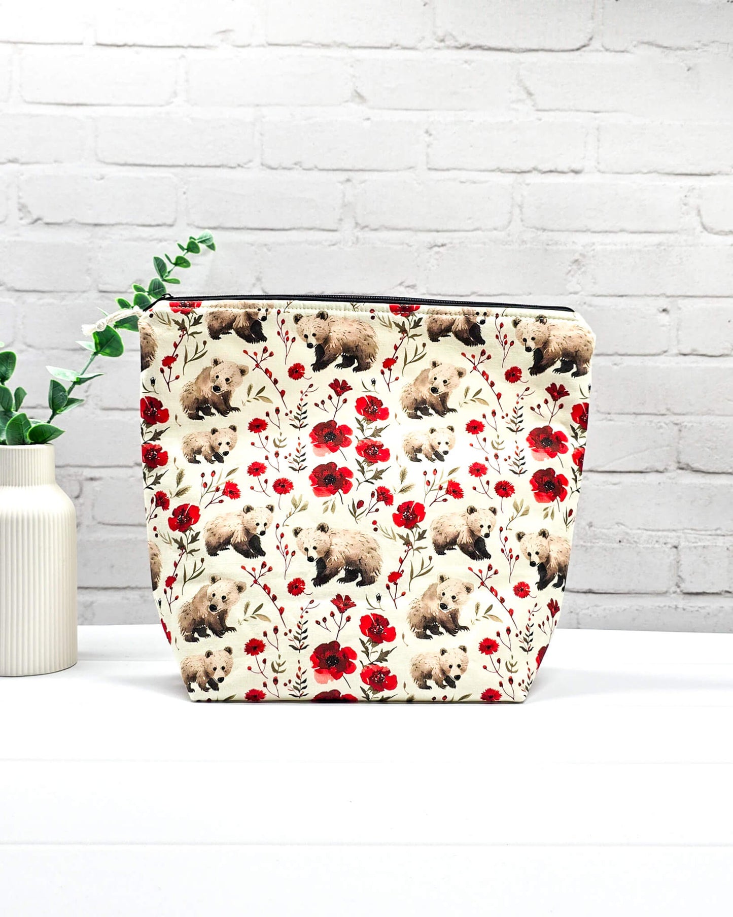 Projekttasche Isvind M mit Reißverschluss aus hellem Baumwollstoff mit kleinen Braunbären, roten Mohnblumen und praktischen Innenfächern. Handgenäht in Bayern von Nadelmikado. 