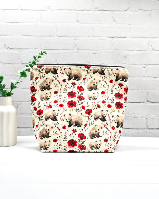 Projekttasche Isvind M mit Reißverschluss aus hellem Baumwollstoff mit kleinen Braunbären, roten Mohnblumen und praktischen Innenfächern. Handgenäht in Bayern von Nadelmikado. 