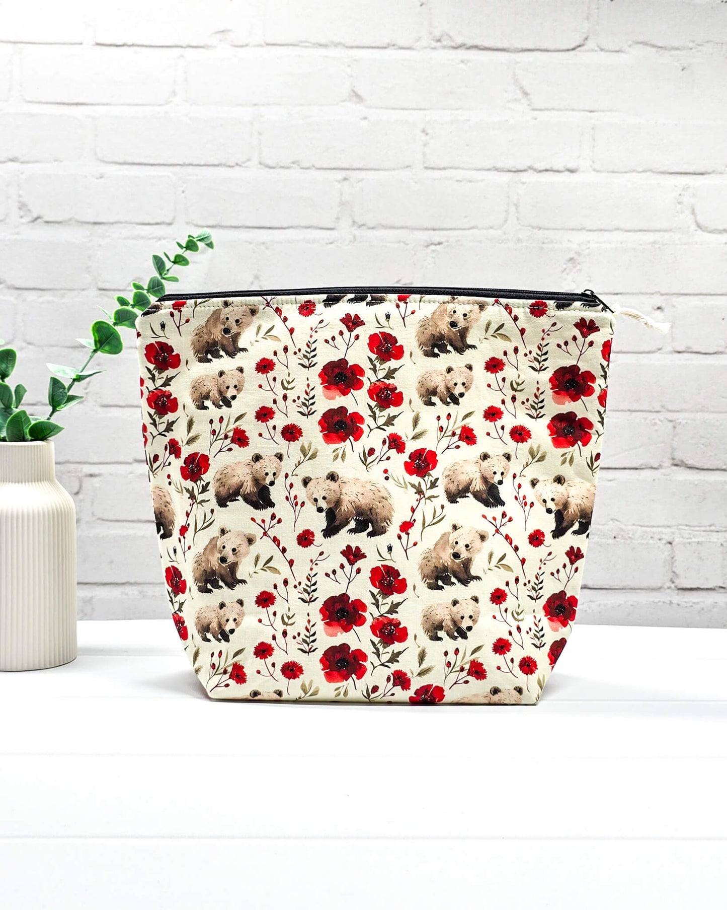 Projekttasche Isvind M mit Reißverschluss aus hellem Baumwollstoff mit kleinen Braunbären, roten Mohnblumen und praktischen Innenfächern. Handgenäht in Bayern von Nadelmikado. 