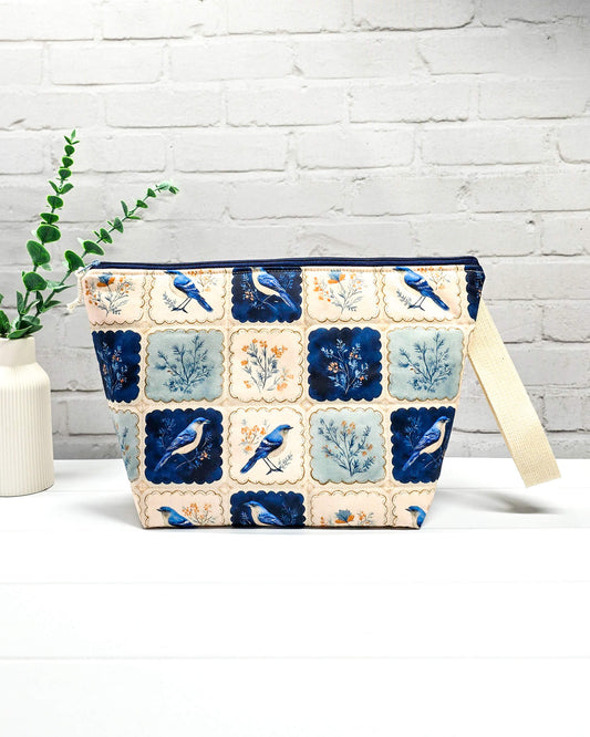 Projekttasche Isvind M Bluebird Garden Vogelmotiv blau - handgenäht in Bayern von Nadelmikado