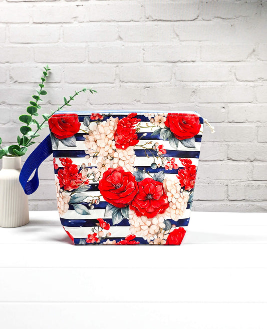 Projekttasche Isvind M Blumen Streifen rot blau mit Reißverschluss Bayern handgenäht von Nadelmikado