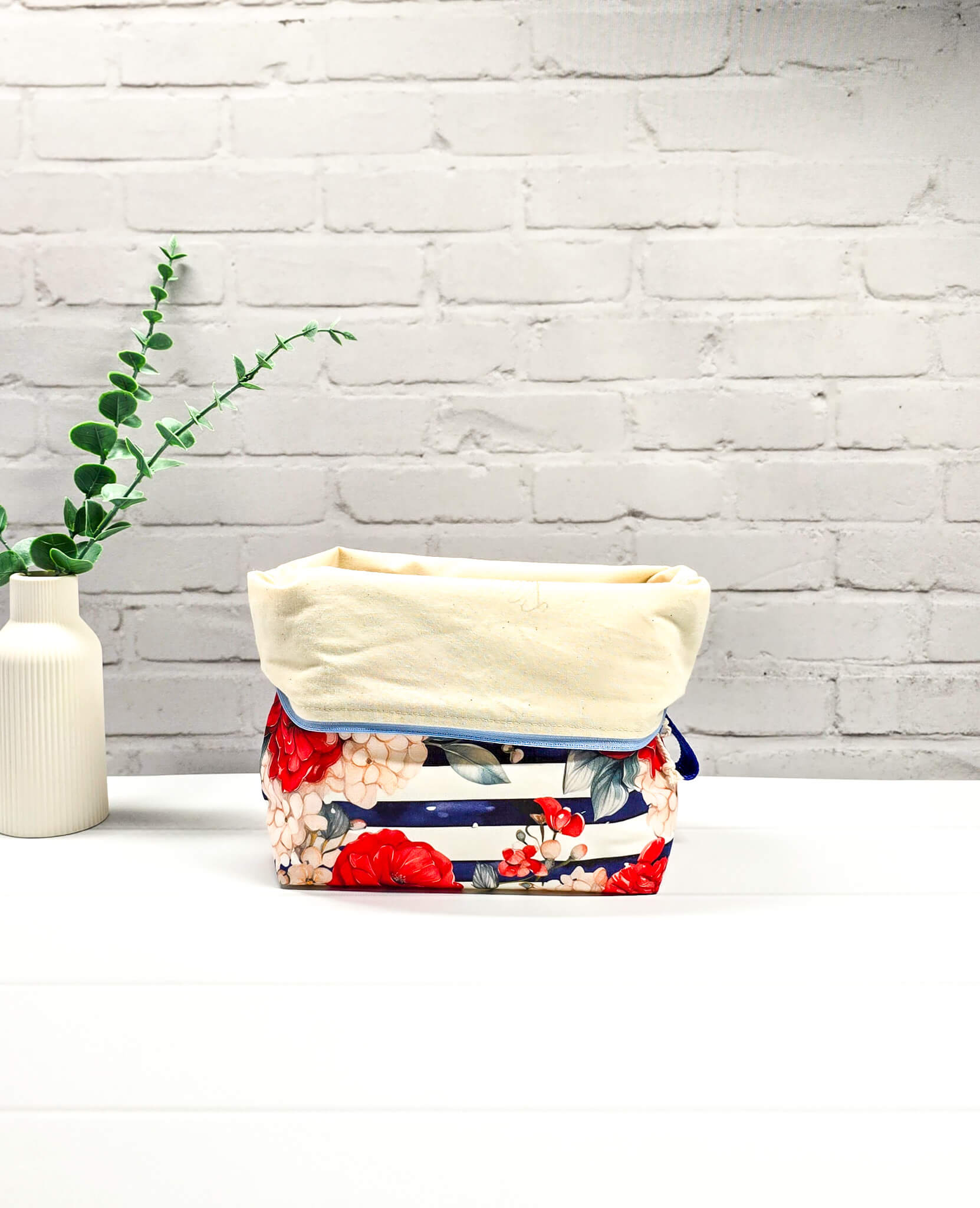 Projekttasche Isvind M Blumen Streifen rot blau mit Reißverschluss Bayern handgenäht von Nadelmikado