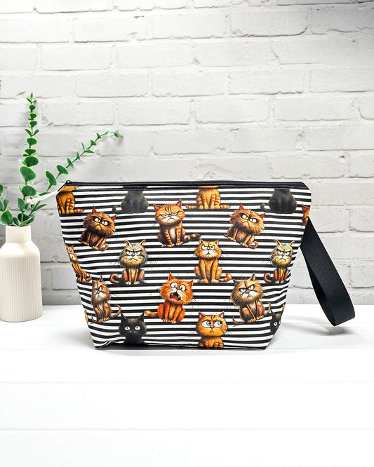 Projekttasche Isvind M Katzenmotiv schwarz weiß gestreift - handgenäht in Bayern von Nadelmikado