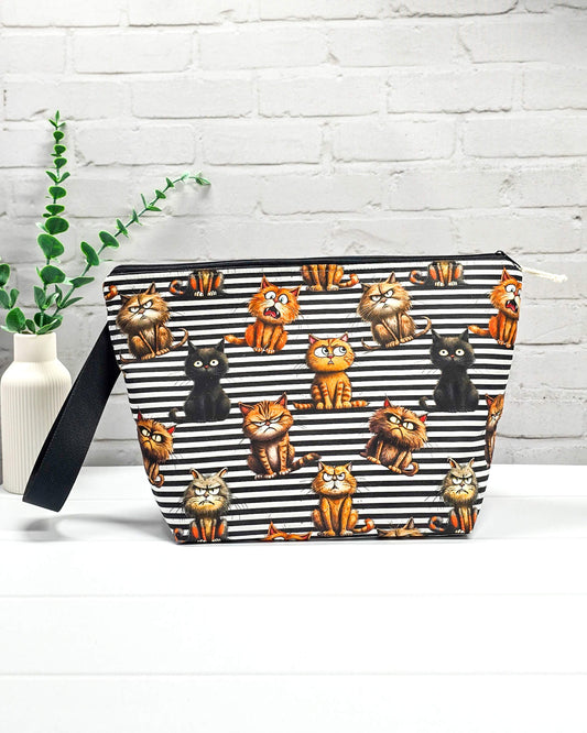 Projekttasche Isvind M Katzenmotiv schwarz weiß gestreift - handgenäht in Bayern von Nadelmikado