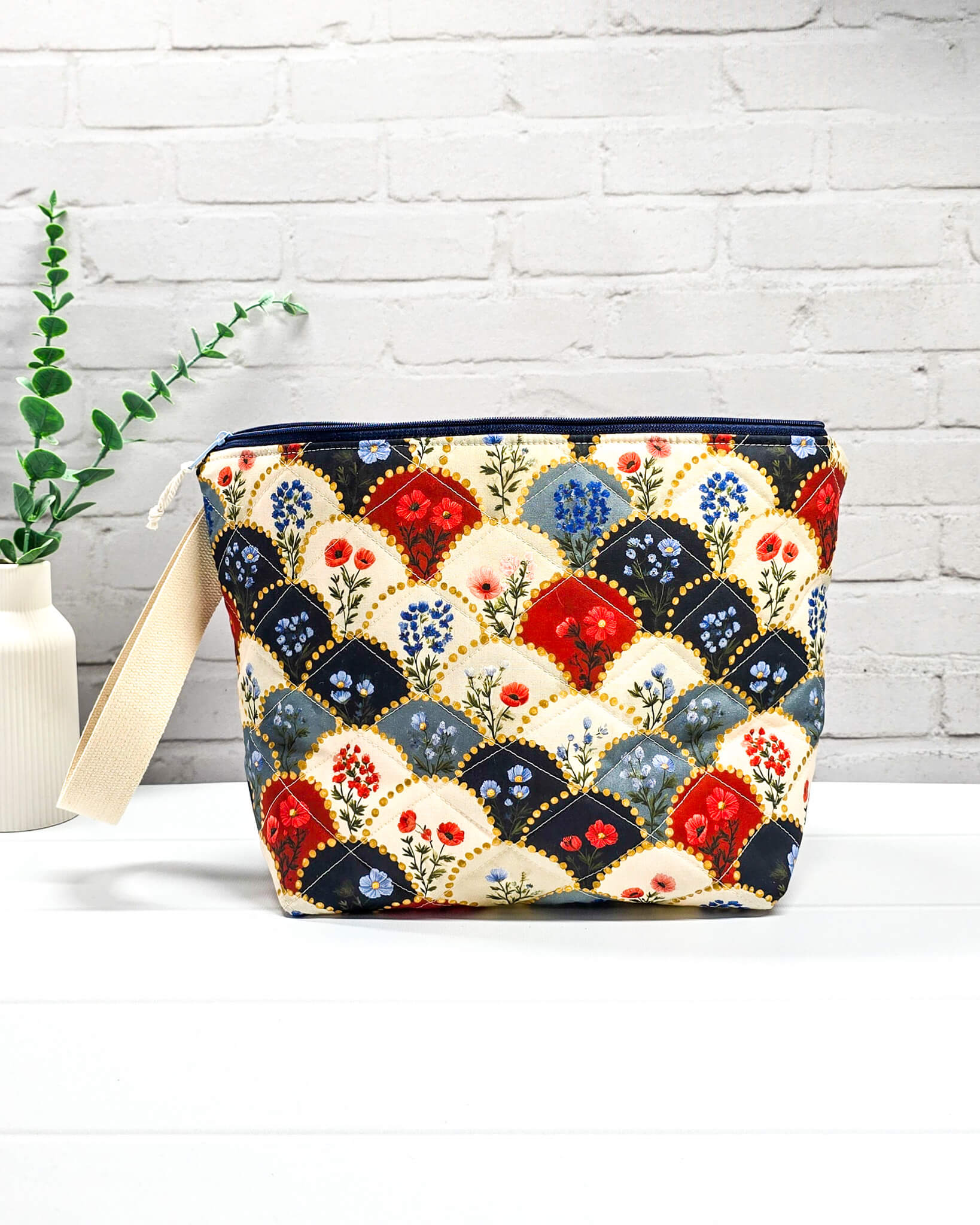 Projekttasche Isvind M Patchwork Blumen rot blau creme - handgenäht in Bayern von Nadelmikado