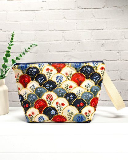Projekttasche Isvind M Patchwork Blumen rot blau creme - handgenäht in Bayern von Nadelmikado