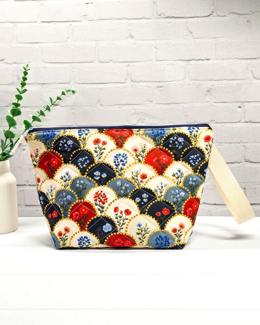 Projekttasche Isvind M Patchwork Blumen rot blau creme - handgenäht in Bayern von Nadelmikado