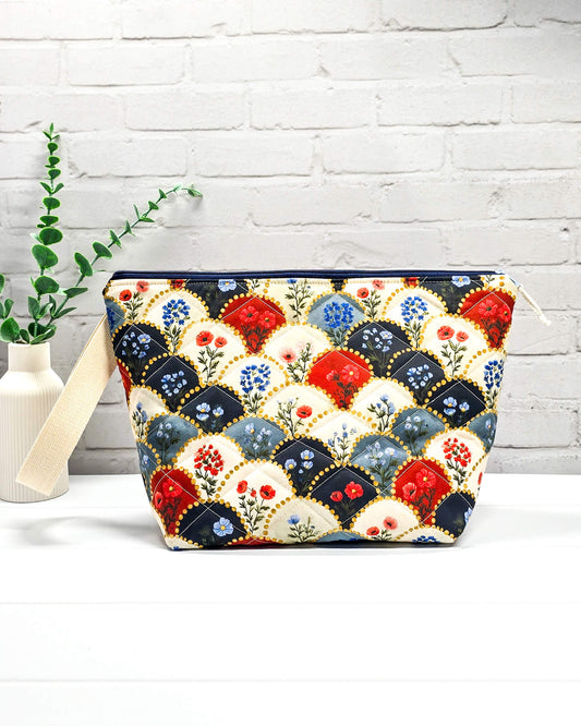 Projekttasche Isvind M Patchwork Blumen rot blau creme - handgenäht in Bayern von Nadelmikado