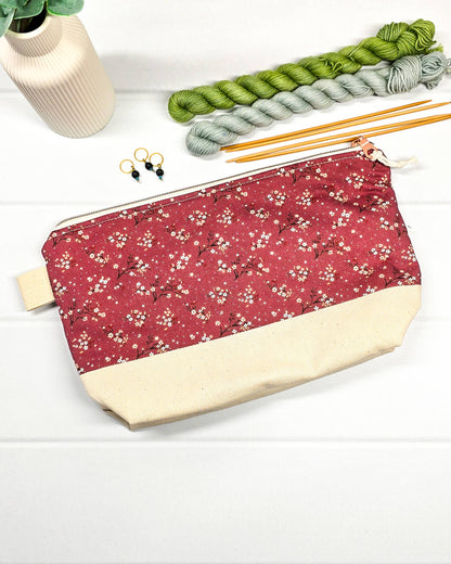 Stricktasche mit beerefarbenem Streublumen-Muster, hellem Canvas-Boden und Reißverschluss. Platz für 200g Wolle. Handgenäht in Bayern von Nadelmikado.