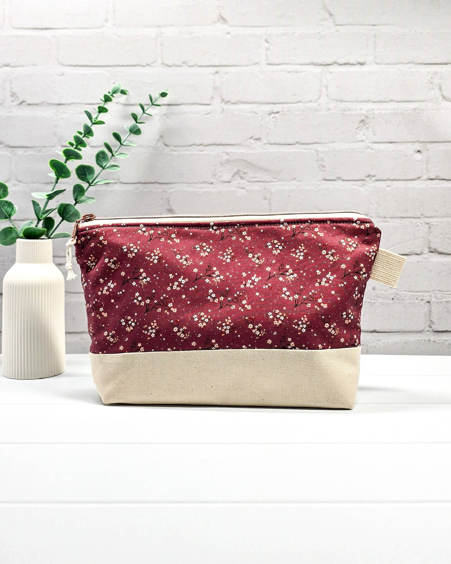 Stricktasche mit beerefarbenem Streublumen-Muster, hellem Canvas-Boden und Reißverschluss. Platz für 200g Wolle. Handgenäht in Bayern von Nadelmikado.