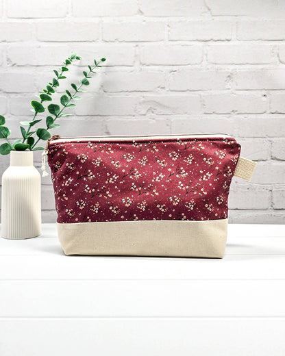 Stricktasche mit beerefarbenem Streublumen-Muster, hellem Canvas-Boden und Reißverschluss. Platz für 200g Wolle. Handgenäht in Bayern von Nadelmikado.
