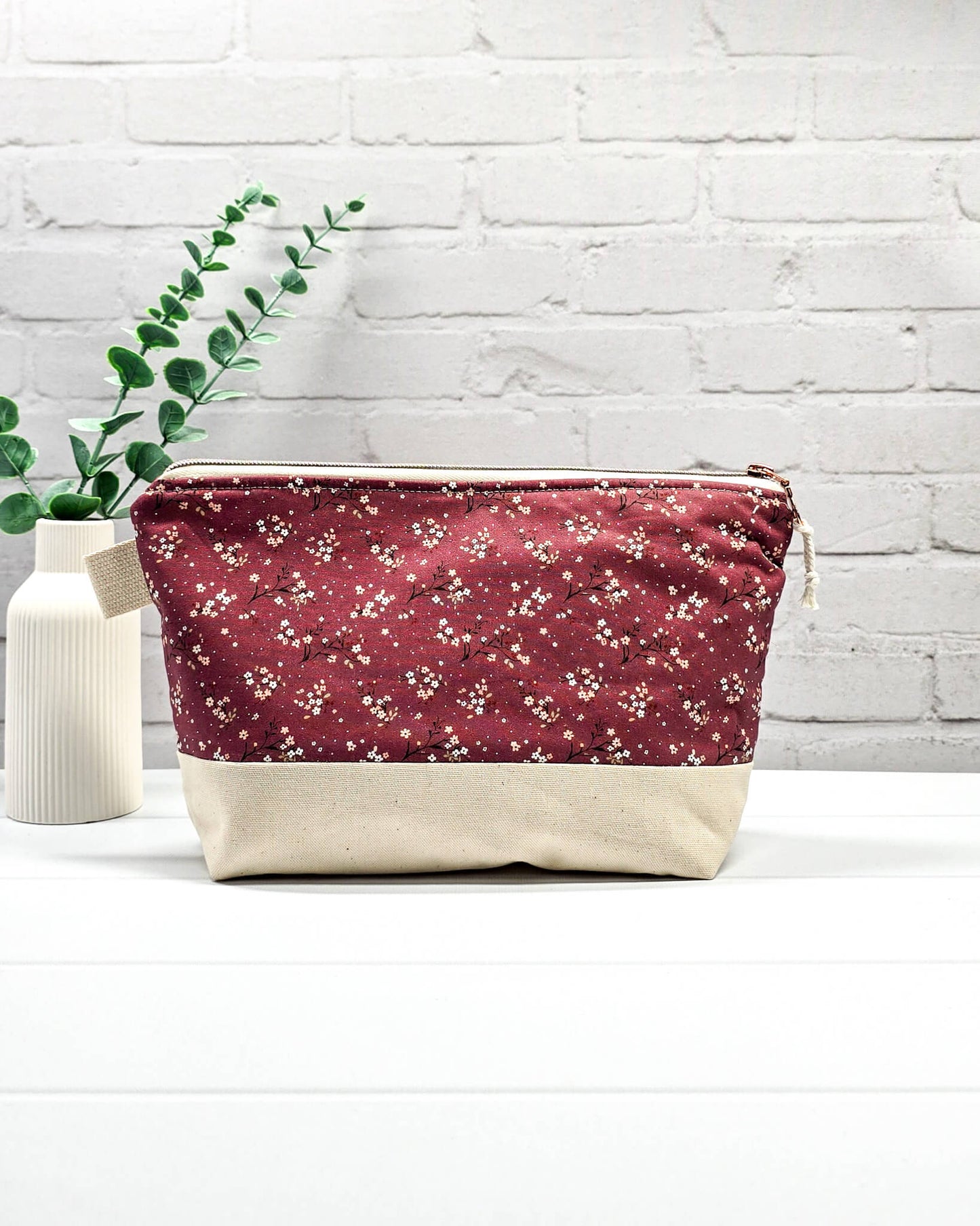 Stricktasche mit beerefarbenem Streublumen-Muster, hellem Canvas-Boden und Reißverschluss. Platz für 200g Wolle. Handgenäht in Bayern von Nadelmikado.