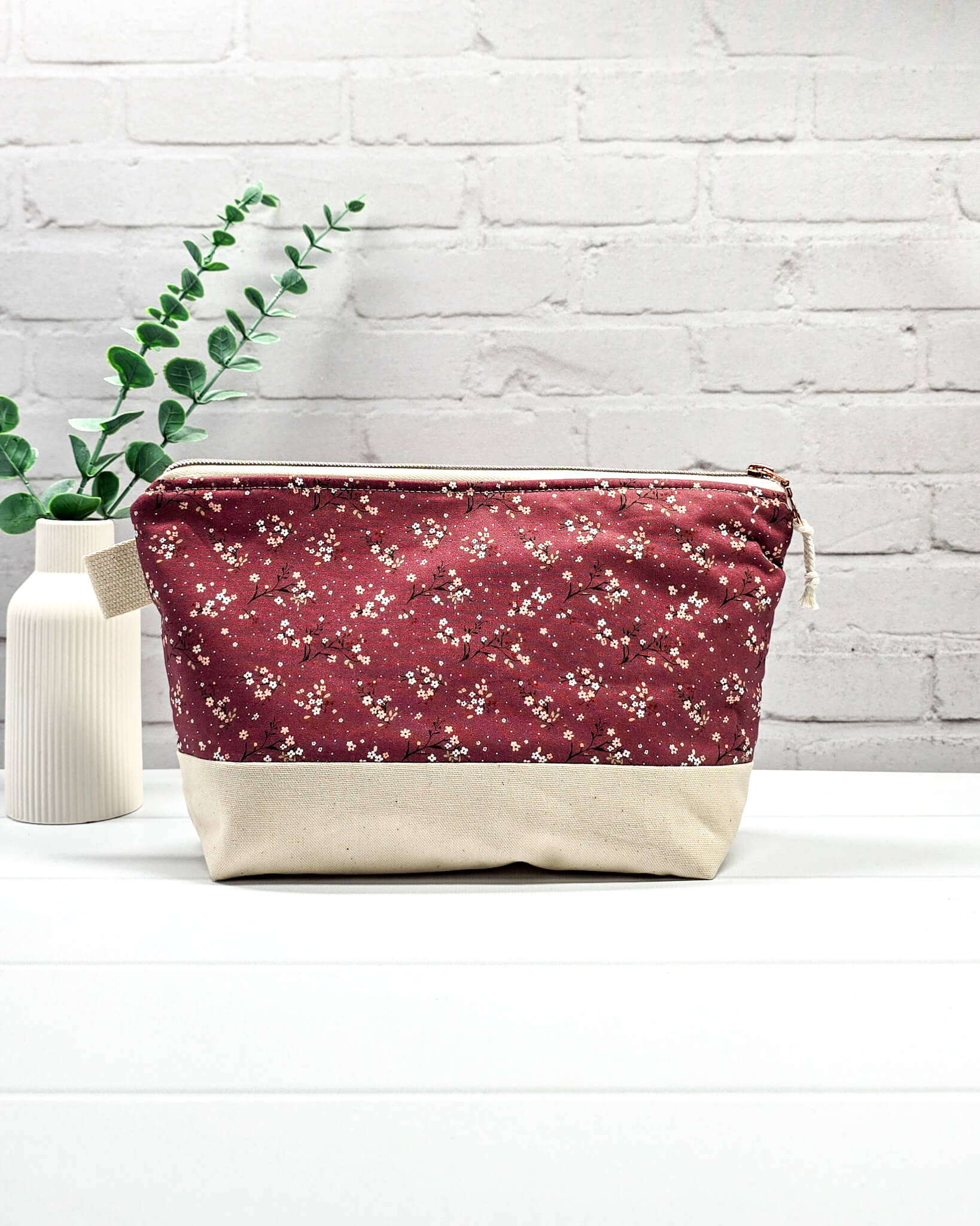 Stricktasche mit beerefarbenem Streublumen-Muster, hellem Canvas-Boden und Reißverschluss. Platz für 200g Wolle. Handgenäht in Bayern von Nadelmikado.